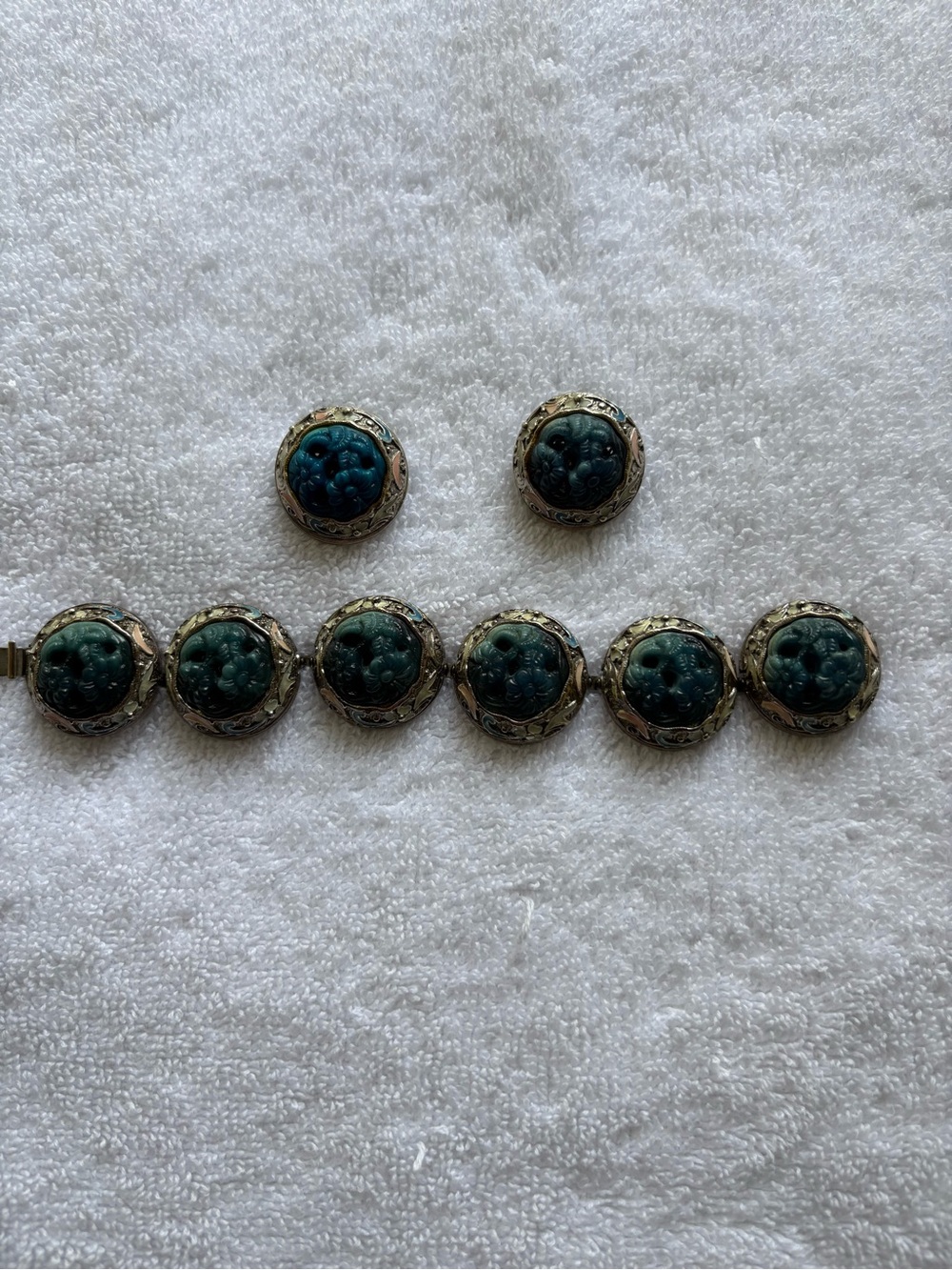 .Vintage costume jewelry